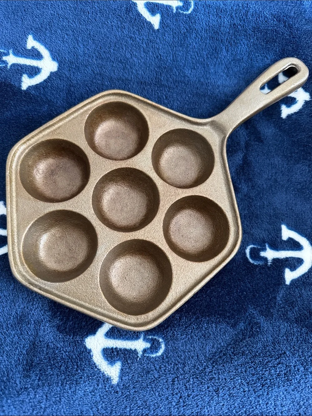 VTG Cast Iron 7-Cavity Aebleskiver Pan - Danish Pancake Balls or Cornbread Pan